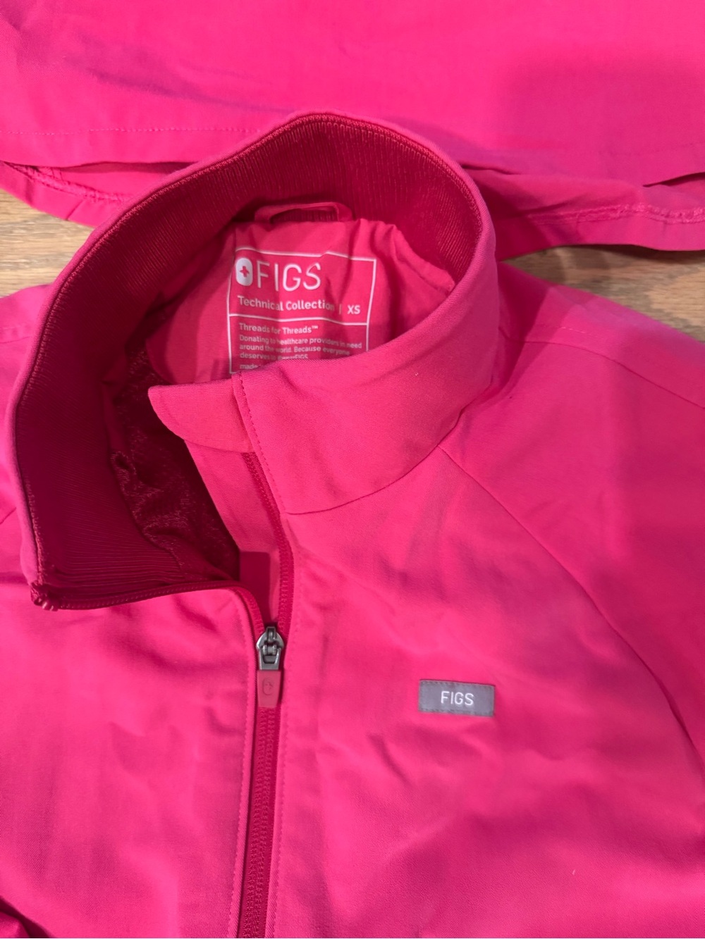 FIGS Shocking Pink Women's Coordinating scrub set in XS & XXS - Picture 2 of 4